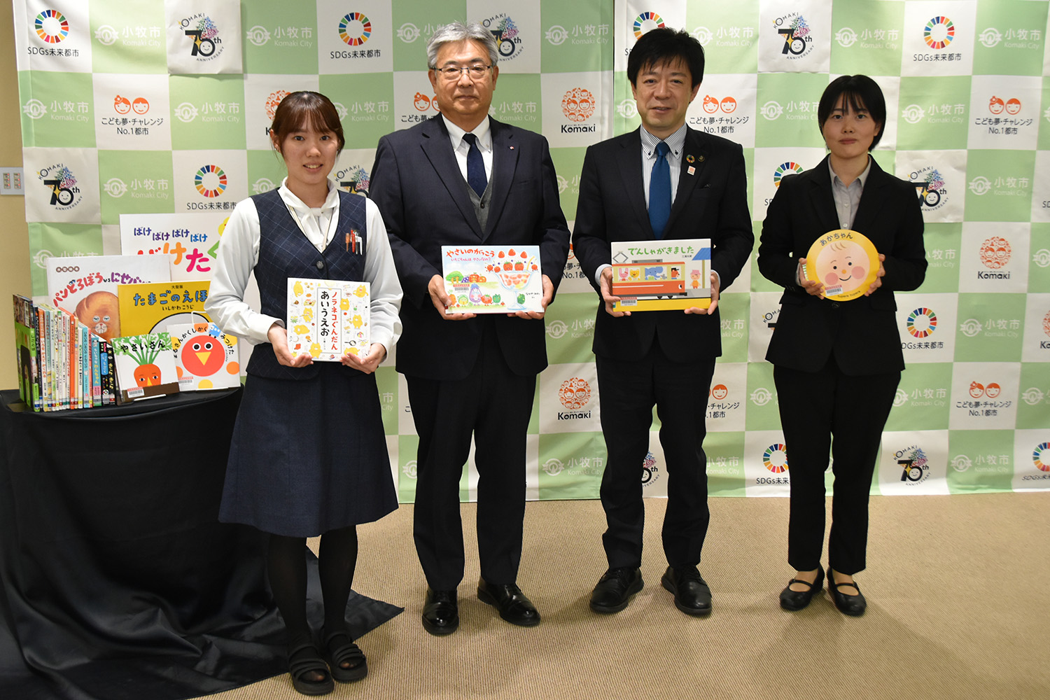 東春信用金庫から絵本291冊が寄贈されました